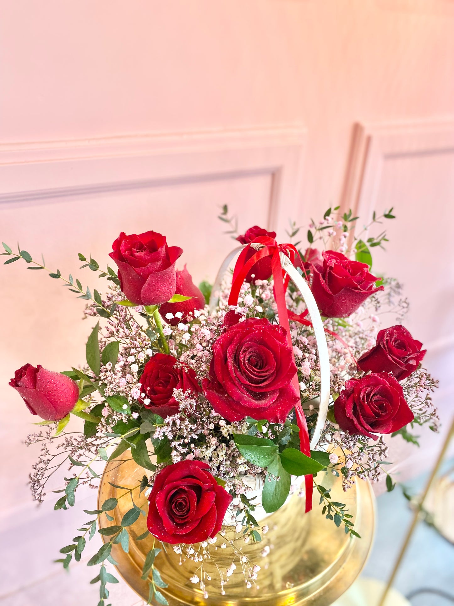 Red roses in a basket 🌹