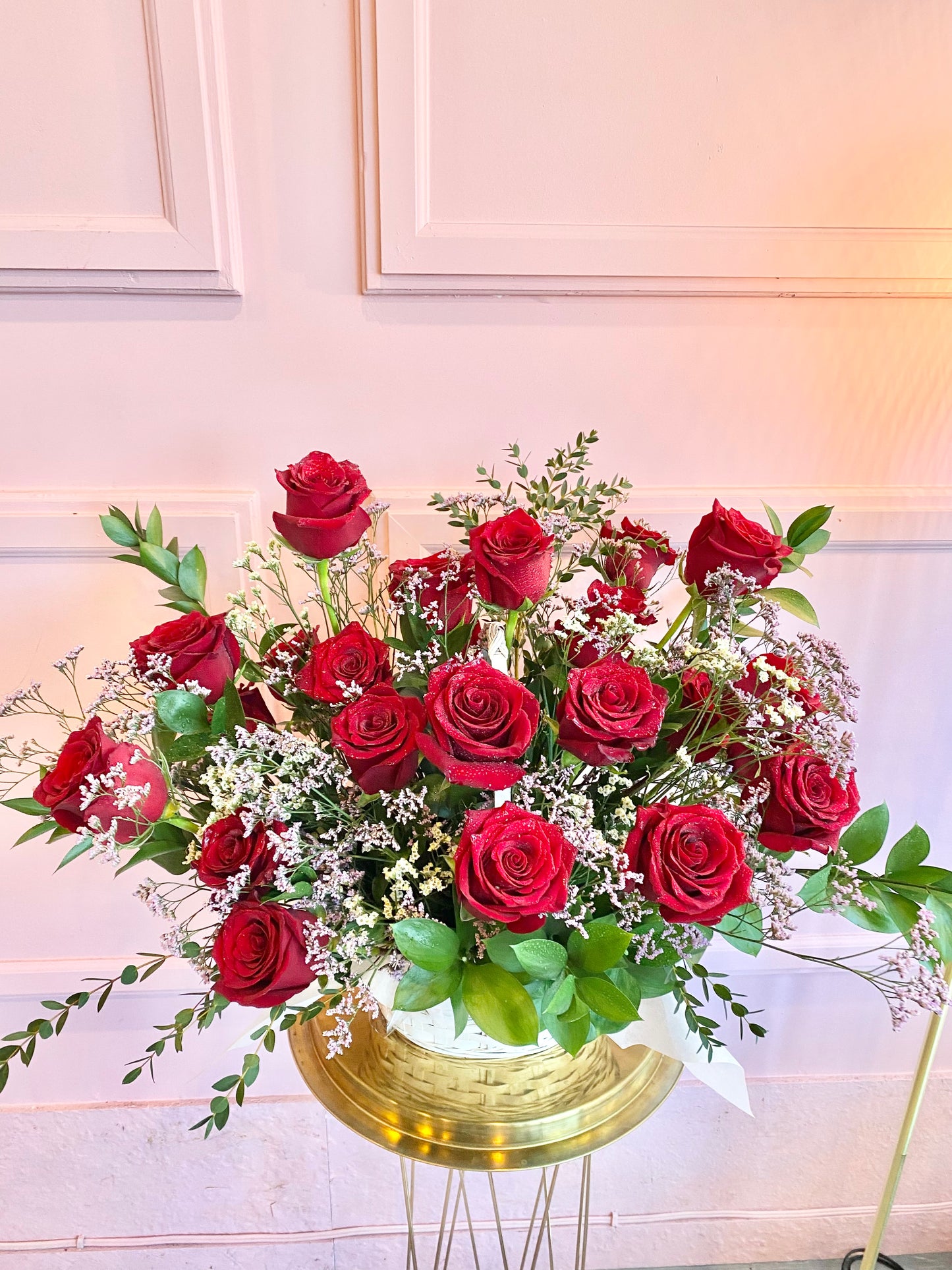 Red roses in a basket š¹